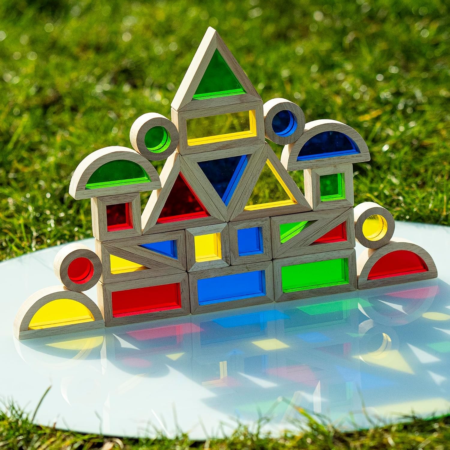 Bloques de madera con figuras geométricas de colores translúcidos