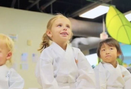 Niños con kimono blanco en la clase de karate